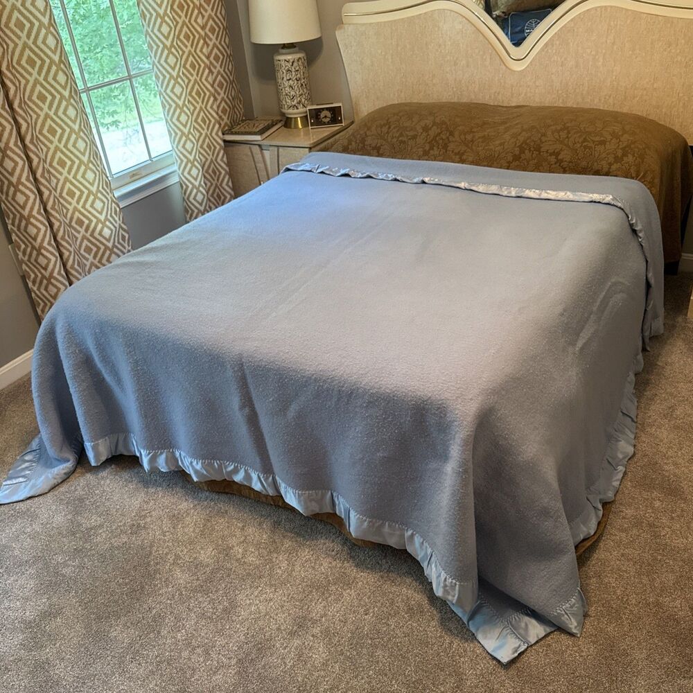 VTG Royal Velvet Fieldcrest Pure Wool Blanket 82x99 Queen Sz Blue Satin Binding